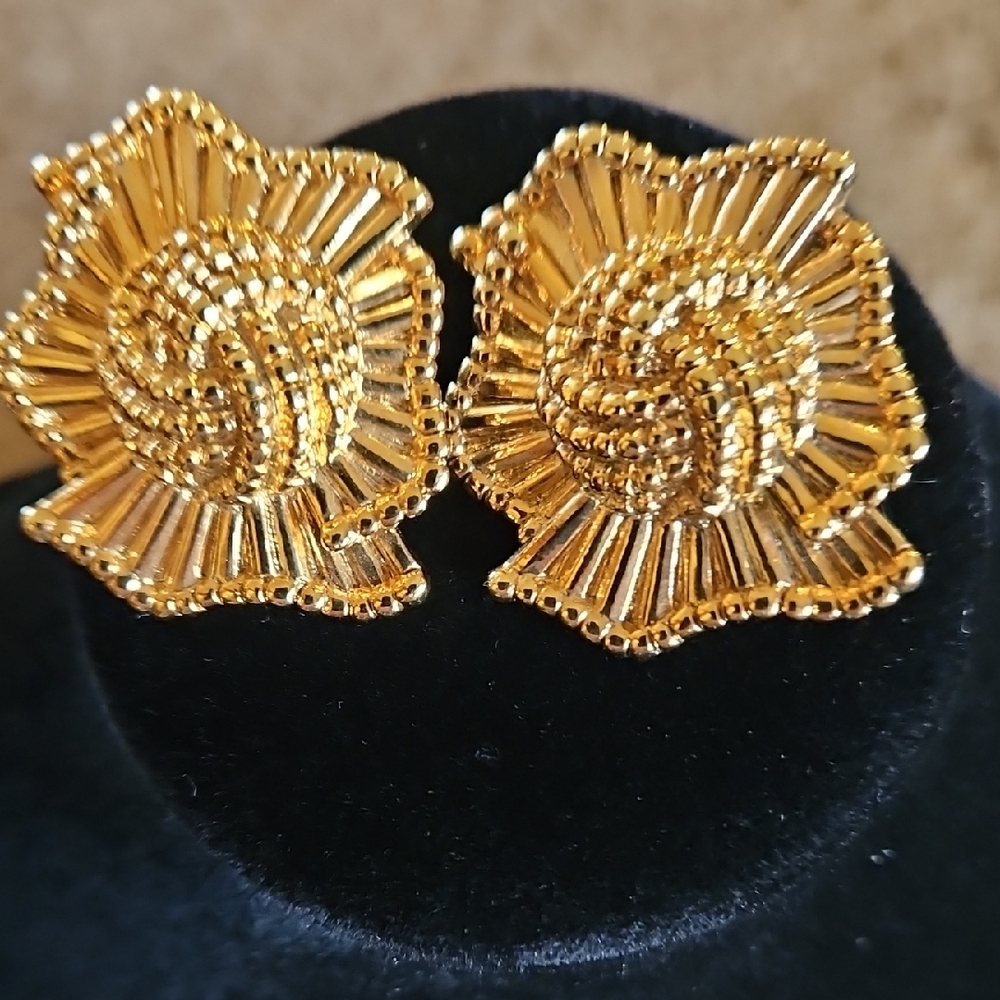 Vintage Avon Gold Tone Earrings